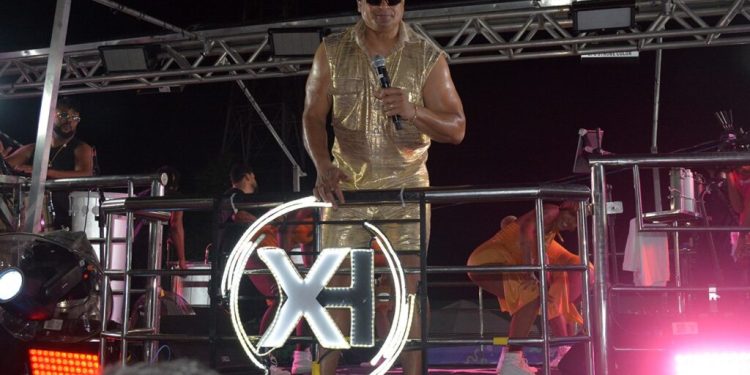 Xandy faz reverência ao Araketu durante passagem na avenida