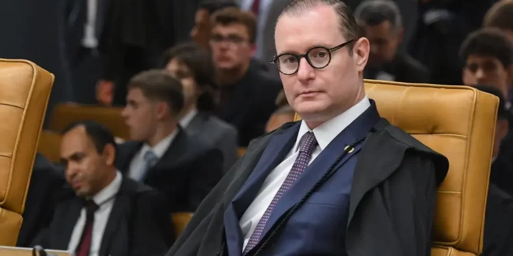 Zanin acata pedido do governo e suspende desoneração da folha