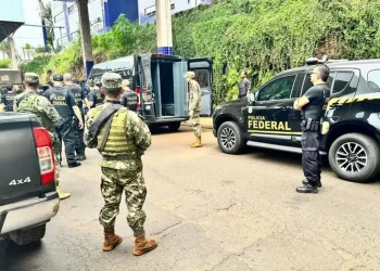 Paraguai entrega 25 presos brasileiros à Polícia Federal