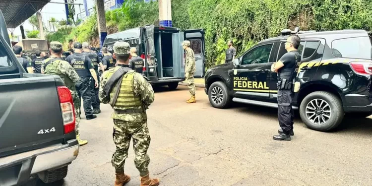 Paraguai entrega 25 presos brasileiros à Polícia Federal