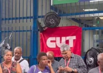 Servidores da Previdência Social protestam com ventiladores contra falta de climatização nos postos