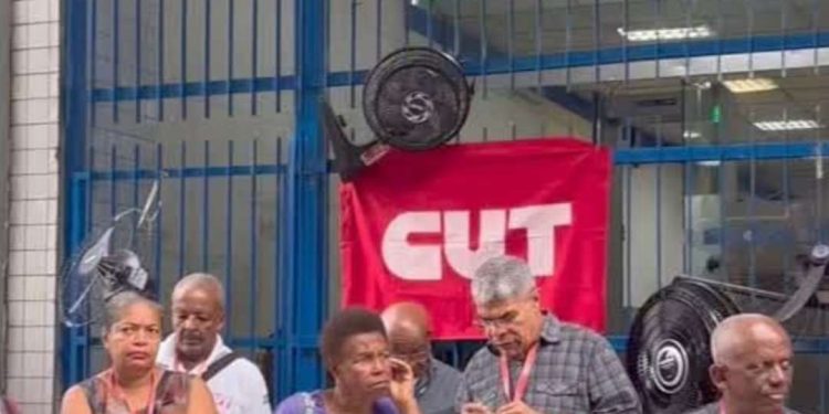 Servidores da Previdência Social protestam com ventiladores contra falta de climatização nos postos
