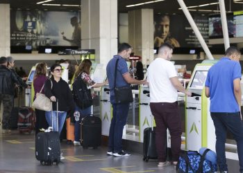 Com voos cancelados, aeroporto de Porto Alegre permanece fechado