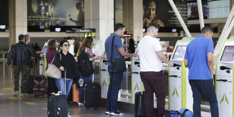 Com voos cancelados, aeroporto de Porto Alegre permanece fechado