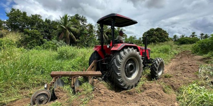 Feira: mais de 900 agricultores da zona rural beneficiados com o serviço de aração de terra
