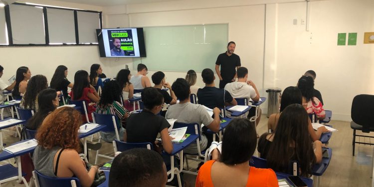 MedClass: revisão gratuita prepara vestibulandos para prova da Medicina