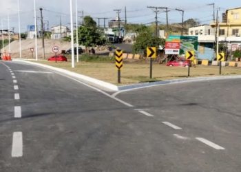 Obras da Embasa deixam trânsito congestionado BR-324, sentido Feira de Santana