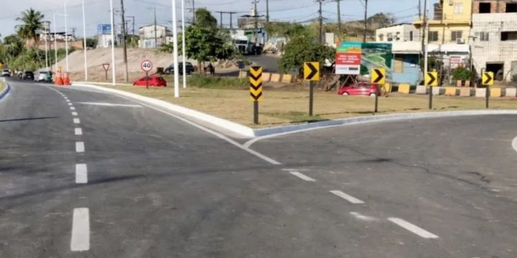 Obras da Embasa deixam trânsito congestionado BR-324, sentido Feira de Santana