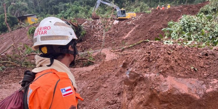 Bombeiros baianos já resgataram mais de 160 vítimas das chuvas no Rio Grande do Sul