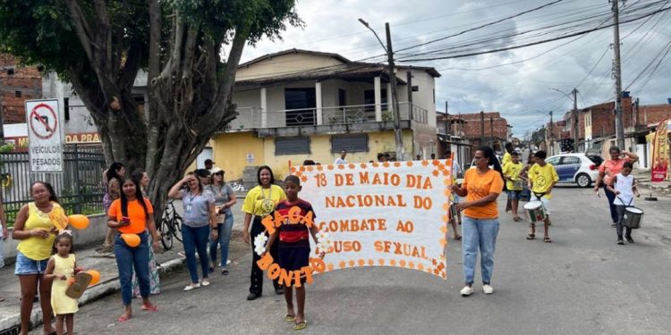 Feira: caminhada no George Américo alerta para a violência sexual de crianças e adolescentes