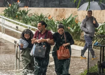 Porto Alegre enfrenta chuva forte e bairro Menino Deus volta a alagar