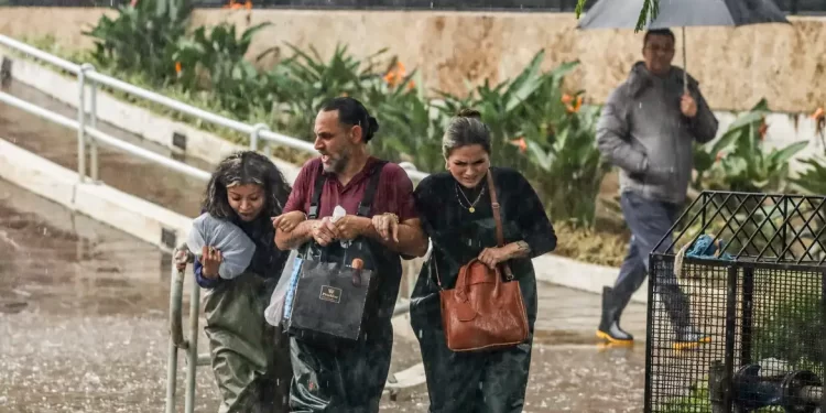 Porto Alegre enfrenta chuva forte e bairro Menino Deus volta a alagar