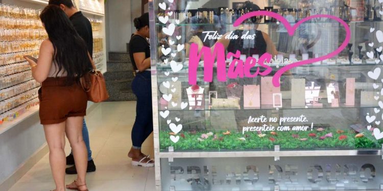 Dia das Mães movimenta comércio de Feira em busca do presente ideal
