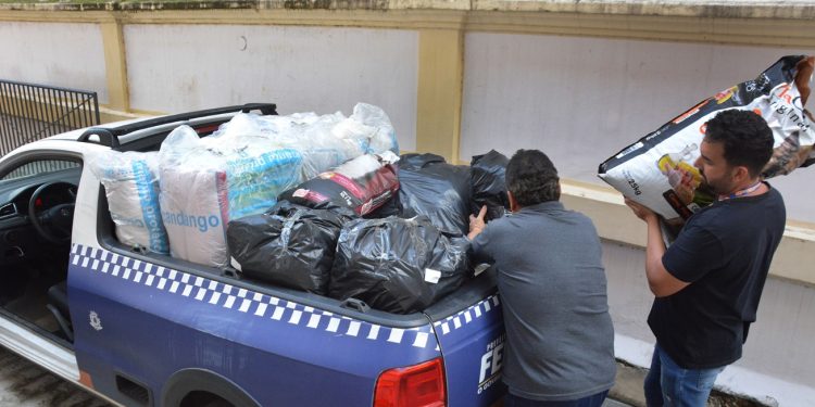 Prefeitura e Arquidiocese de Feira recebem doações de moradores de Santa Bárbara para o RS