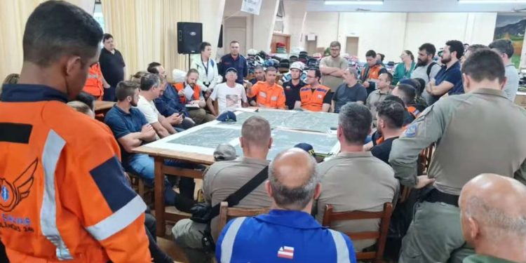 Equipe de saúde e resgate da Bahia usou expertise com enchentes em 2021 para atuar no Rio Grande do Sul