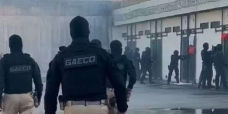 Presos que seriam mandantes dos recentes homicídios em Feira são transferidos para presídio de segurança máxima