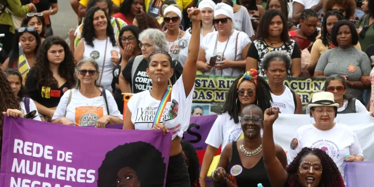 Desemprego de jovens negras é 3 vezes superior ao dos homens brancos