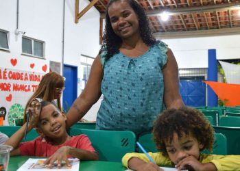 Feira: com os filhos, mães retornam à sala de aula em busca de oportunidades