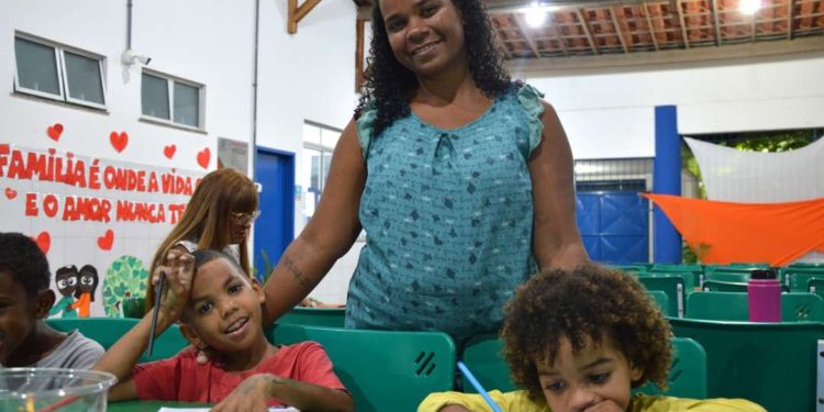 Feira: com os filhos, mães retornam à sala de aula em busca de oportunidades