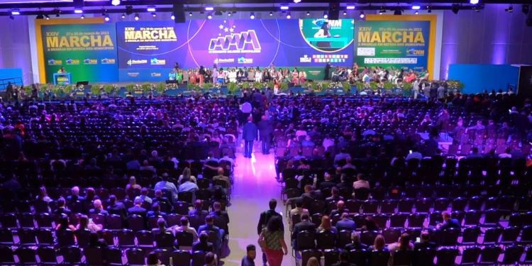 Entre vaias e aplausos, Lula participa de evento com prefeitos