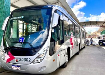 Prefeito Colbert Filho entrega seis novos ônibus articulados BRT da Empresa Rosa