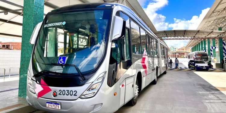 Prefeito Colbert Filho entrega seis novos ônibus articulados BRT da Empresa Rosa