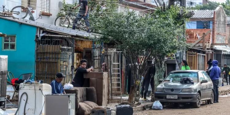 Baixa do Guaíba revela destruição e prejuízo em Porto Alegre
