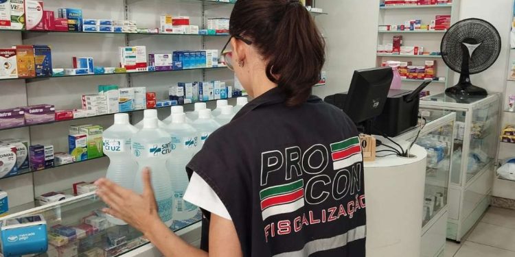 Procon Feira apreende e descarta 37 litros de álcool líquido 70