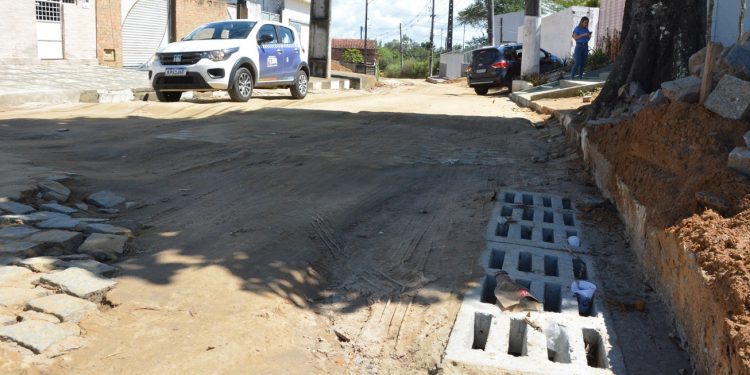 Prefeitura de Feira conclui obras de drenagem na rua Olney São Paulo