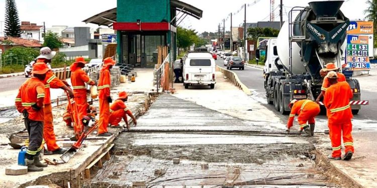Estações de ônibus na Ayrton Senna e João Durval começam a ser preparadas para o BRT-2