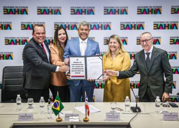 Jerônimo transmite cargo e empossa desembargadora Cynthia Resende como governadora em exercício