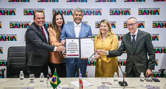 Jerônimo transmite cargo e empossa desembargadora Cynthia Resende como governadora em exercício