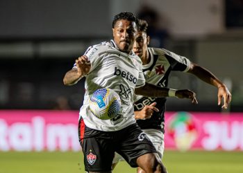 Vitória perde para o Vasco e segue no Z-4 do Brasileirão