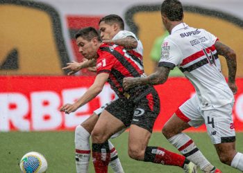 Vitória perde para o São Paulo e segue no Z-4 do Brasileirão