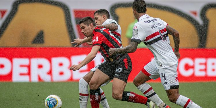 Vitória perde para o São Paulo e segue no Z-4 do Brasileirão