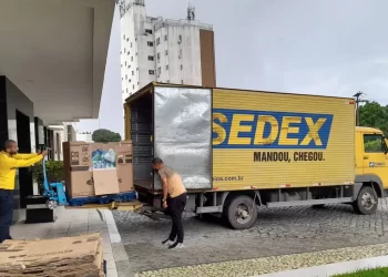 Correios suspende temporariamente envio de roupas para o RS; veja o que doar