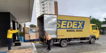 Correios suspende temporariamente envio de roupas para o RS; veja o que doar