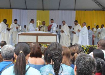 Feira:  Fiéis católicos se reunem na Praça da Matriz para celebração de Corpus Christi