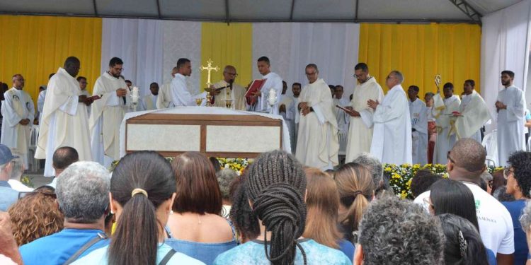 Feira: Fiéis católicos se reunem na Praça da Matriz para celebração de Corpus Christi