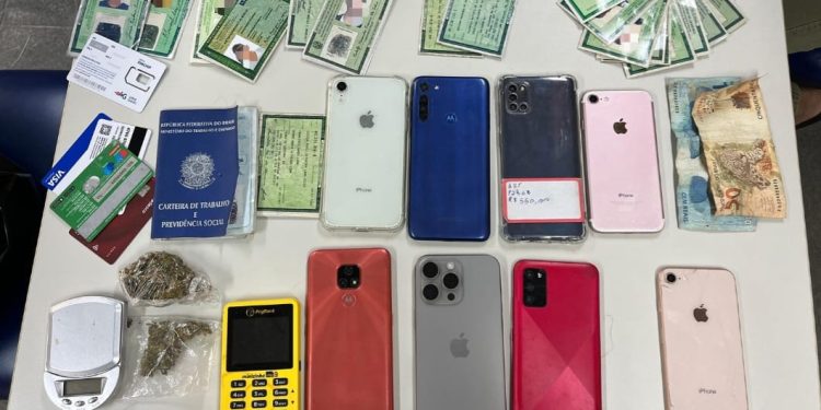 Polícia Militar apreende homem com diversos documentos falsos e entorpecentes