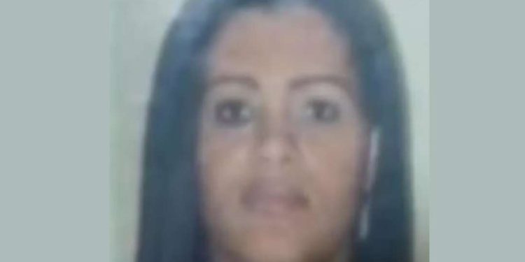 Mulher condenada a 18 anos de prisão por matar namorado com 59 facadas em Feira é presa