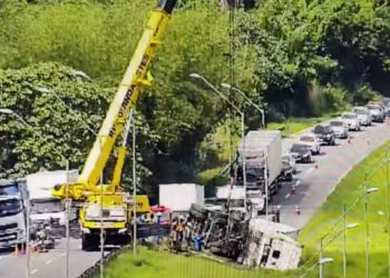 Acidente envolvendo caminhão causa congestionamento na BR-324