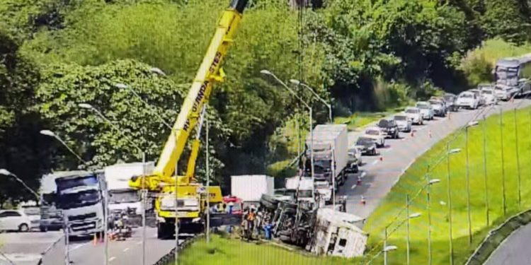 Acidente envolvendo caminhão causa congestionamento na BR-324