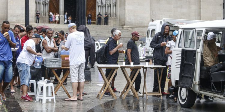 Câmara de SP aprova que projeto prevê multa de R$17 mil a quem doar comida a moradores de rua
