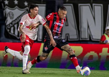 Vitória perde para o Bragantino e volta ao Z-4 do Brasileirão