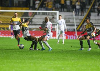 Bahia arranca empate com Criciúma e segue na busca pela liderança