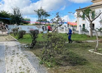 Prefeitura intensifica zeladoria e limpeza na praça do distrito de Maria Quitéria para o São João