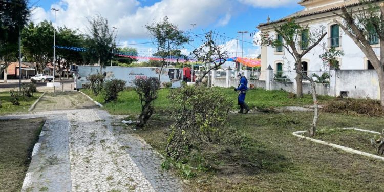 Prefeitura intensifica zeladoria e limpeza na praça do distrito de Maria Quitéria para o São João
