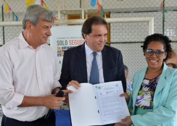 Prefeitura de Feira entrega 118 escrituras no conjunto Paulo Souto