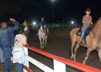 Abertura da Expo Portal atrai famílias no Parque de Exposições
